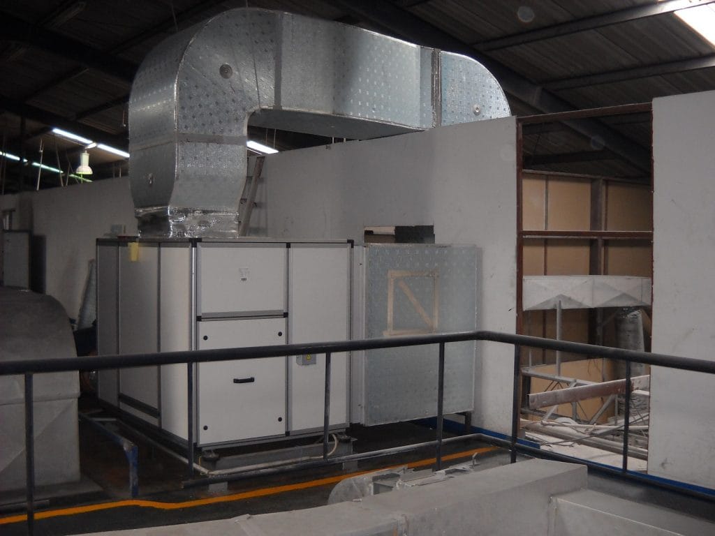 Unit AHU dan jalur ducting terpasang di area pabrik
