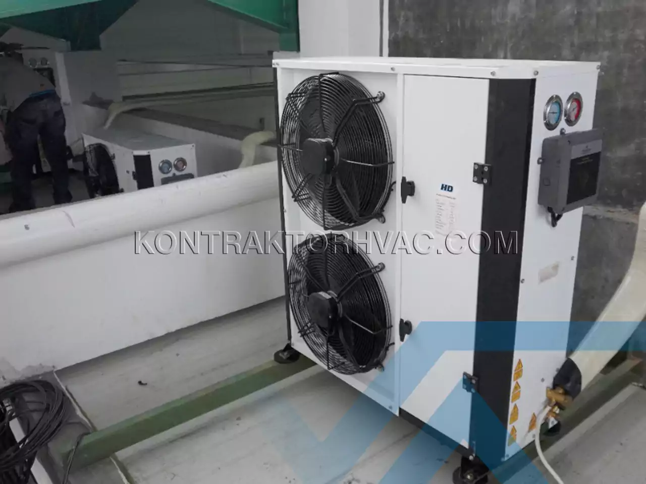 Pemasangan unit kondensor di area luar bangunan