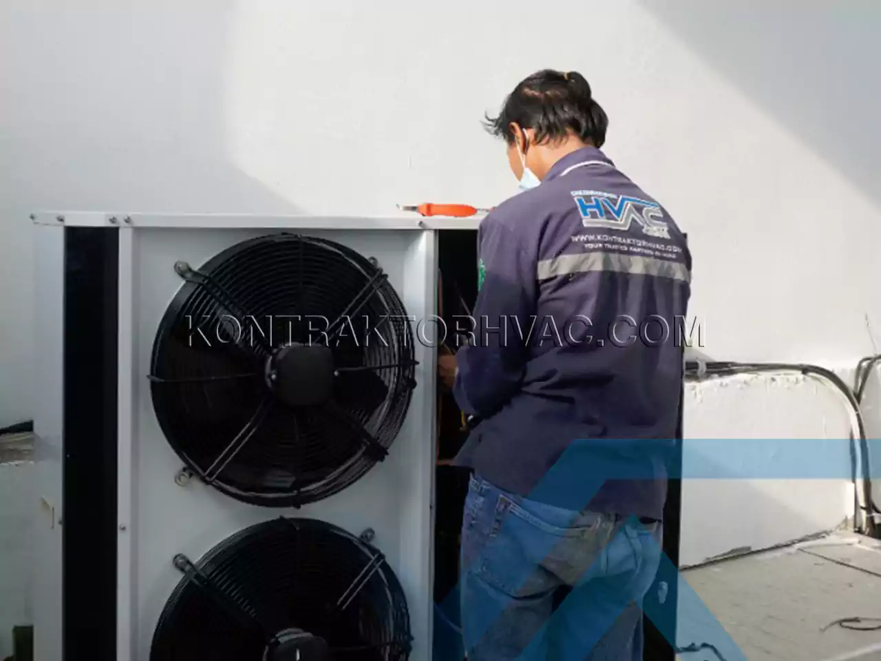 Teknisi sedang menyetel unit kondensor cold room