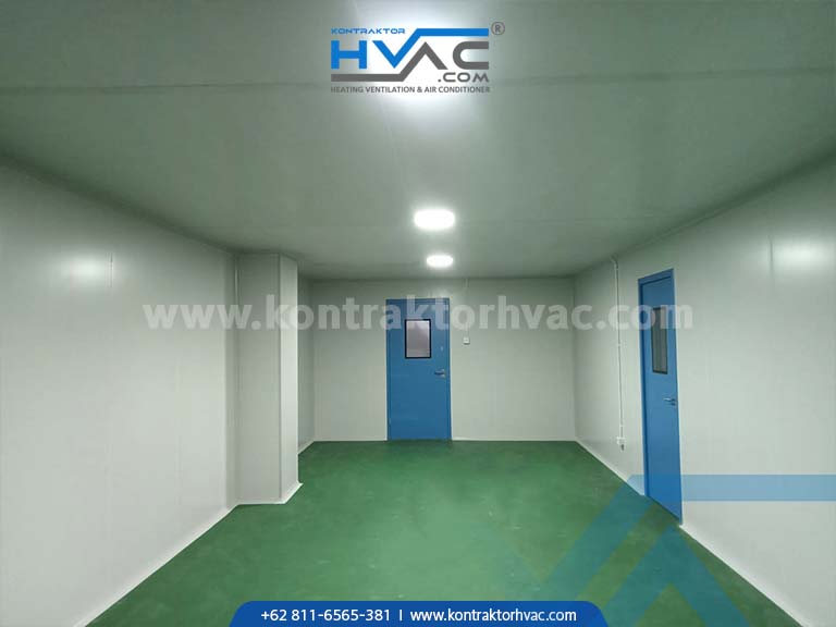 Koridor cleanroom dengan lantai epoksi hijau dan pintu berjendela