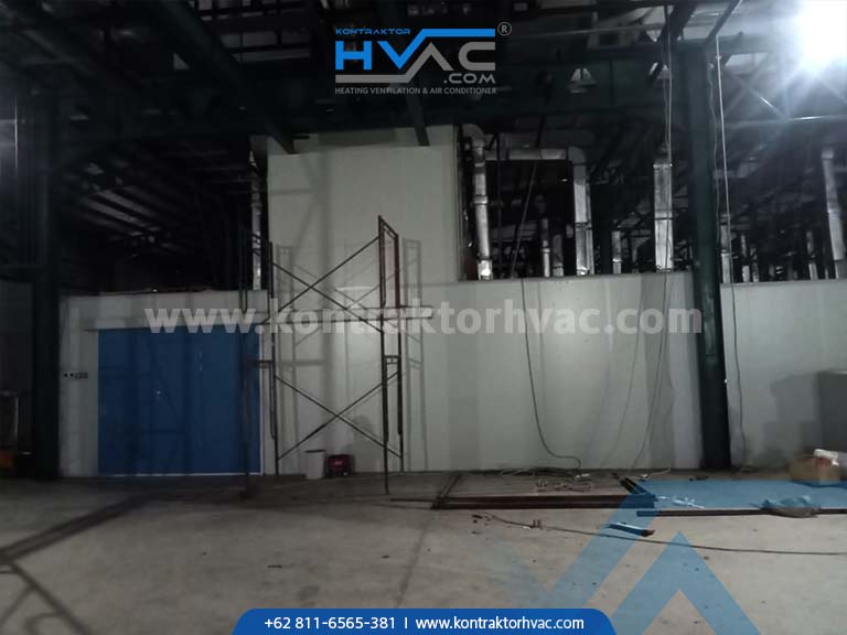 Tahap pembangunan dinding cleanroom di dalam bangunan pabrik