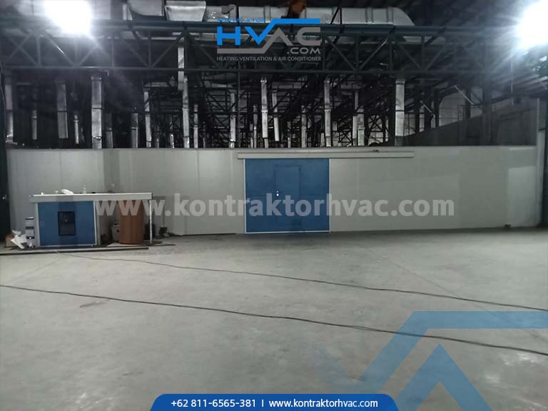 Struktur cleanroom di dalam bangunan pabrik beserta unit tata udaranya