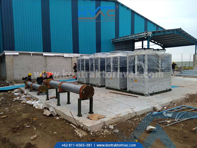 Pemasangan unit tata udara di luar bangunan cleanroom