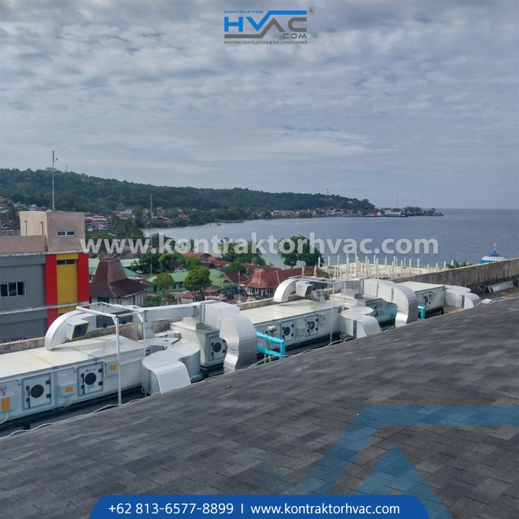 Deretan AHU terpasang di atap bangunan tepi pantai