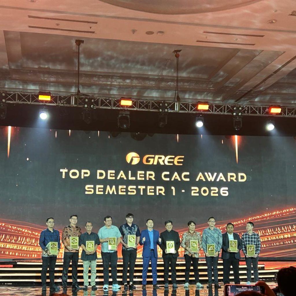 Para penerima Top 10 Dealer GREE CAC Award Semester 1 2026 berfoto bersama di atas panggung