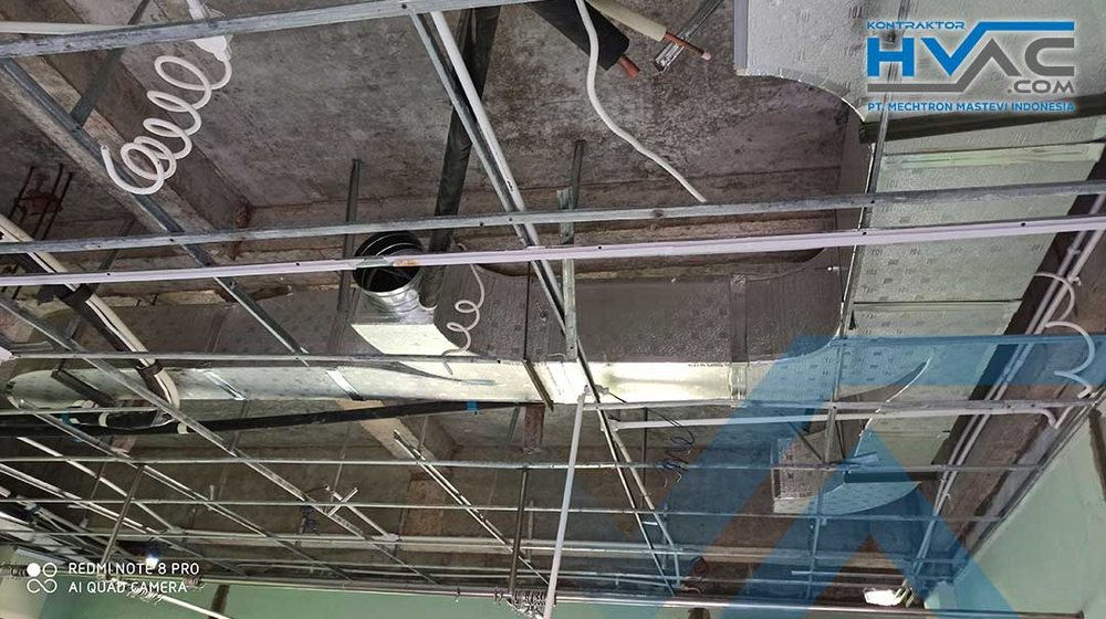 Jalur ducting dan pipa terpasang rapi di atas rangka plafon sebelum ditutup