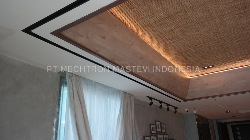 Detail plafon apartemen dengan grille tipis yang menyatu dengan bidang plafon