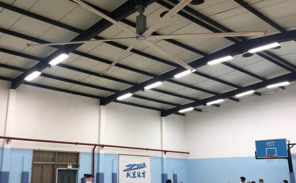 Kipas HVLS terpasang di langit langit sebuah aula olahraga