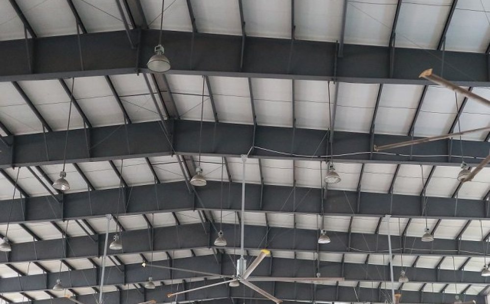 Beberapa kipas HVLS terpasang berderet di bawah atap sebuah gudang