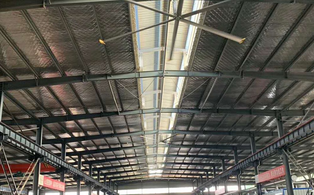 Kipas HVLS di atas area kerja sebuah pabrik