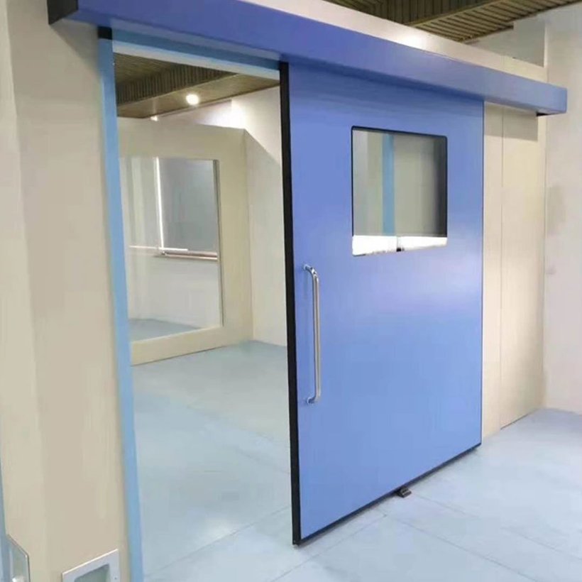 Pintu hermetik geser dengan jendela pantau pada koridor ruang isolasi