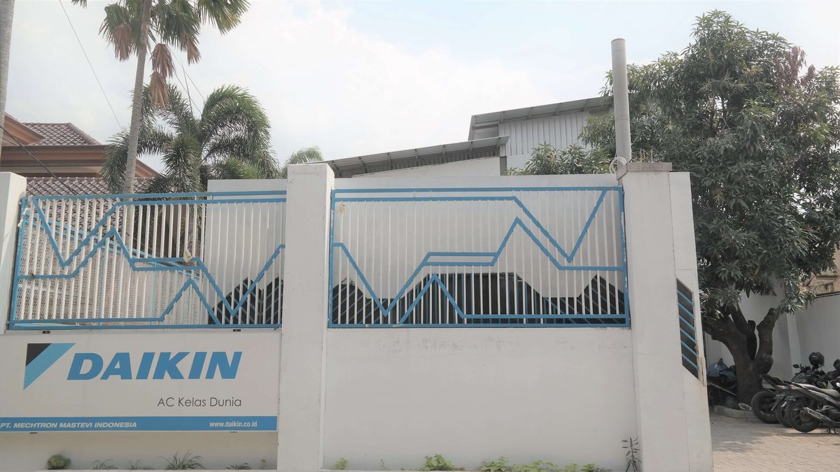 Kantor Kontraktor HVAC di Medan dengan papan nama Daikin di pagar depan