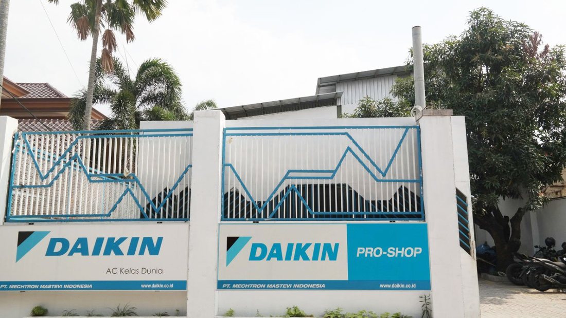 Tampak depan kantor Kontraktor HVAC dengan papan nama Daikin Pro-Shop