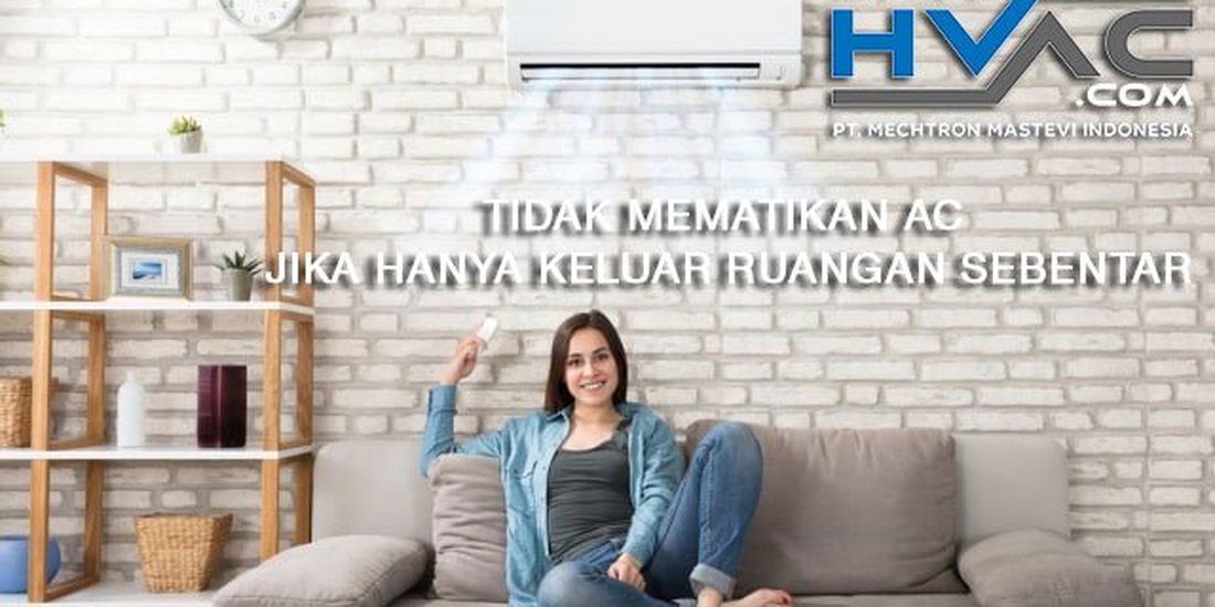 Ruang keluarga dengan unit AC dinding yang tetap menyala