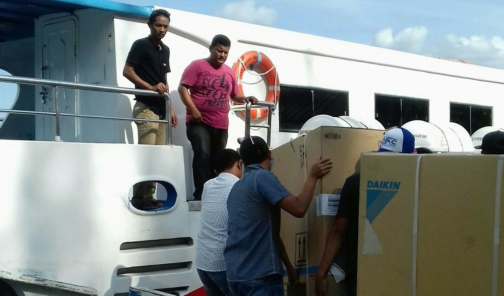 Petugas memuat unit AC Daikin ke kendaraan pengantaran