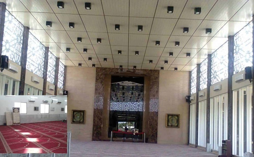 Ruang dalam masjid yang seluruhnya mengandalkan pendingin udara