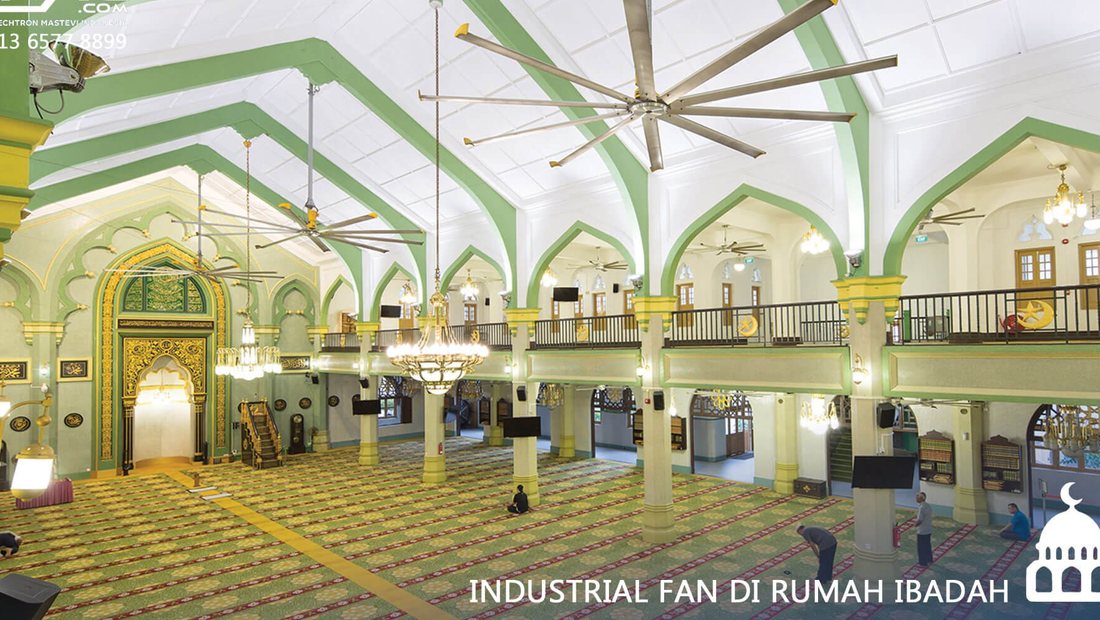 Ruang salat masjid berlangit langit tinggi dengan beberapa kipas berdiameter besar