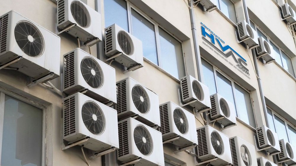 Deretan unit outdoor AC terpasang di dinding luar sebuah gedung