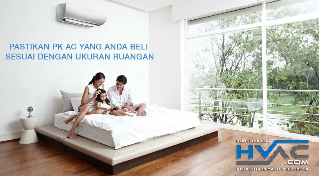Kamar tidur dengan unit AC dinding, disertai pengingat menyesuaikan PK dengan ukuran ruangan