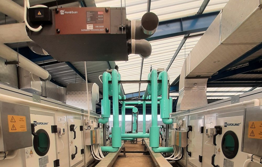 Unit chiller terpasang di ruang mesin sebuah gedung
