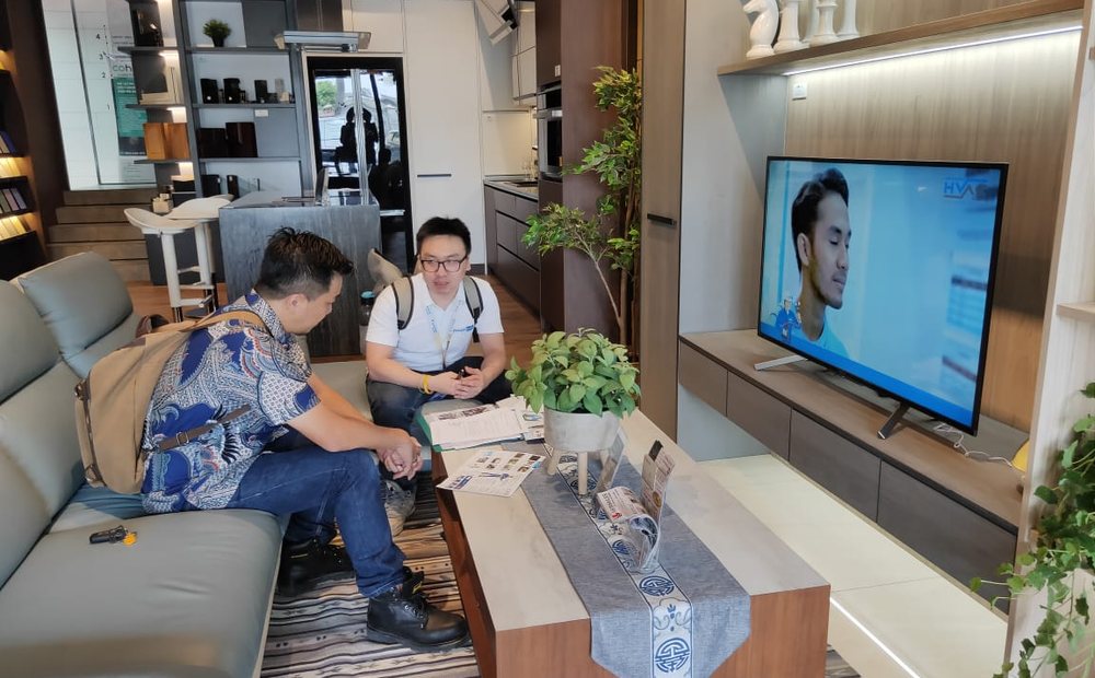 Ruang konsultasi di showroom Daikin Proshop, ditata seperti ruang keluarga