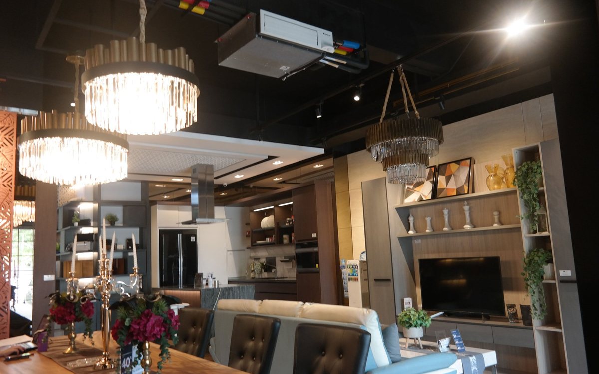 Ruang pamer Daikin Proshop dengan plafon rapi dan unit indoor yang tersembunyi