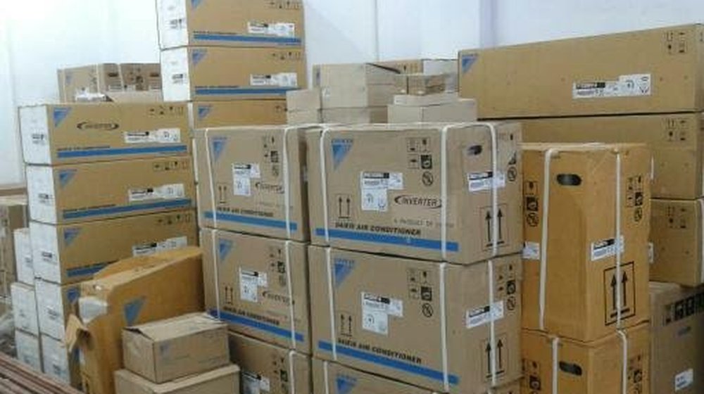 Tumpukan kardus unit AC Daikin yang tersimpan di gudang Banda Aceh