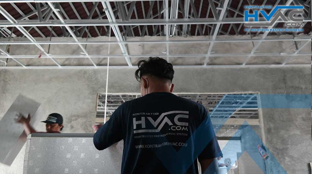 Teknisi Kontraktor HVAC mengerjakan instalasi di sebuah proyek