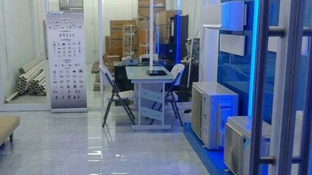 Bagian dalam toko Daikin AC Shop Banda Aceh dengan rak pajangan dan meja pelayanan