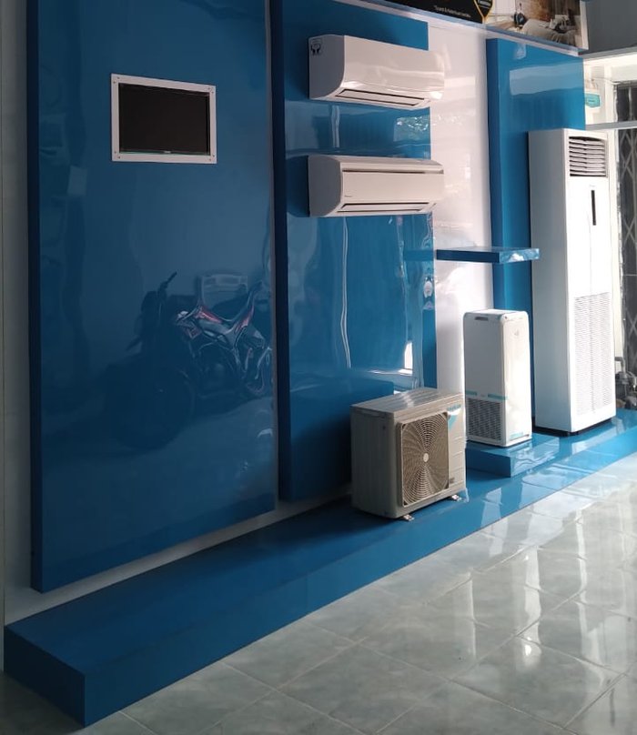 Rak pajangan unit AC Daikin di toko Kontraktor HVAC Banda Aceh